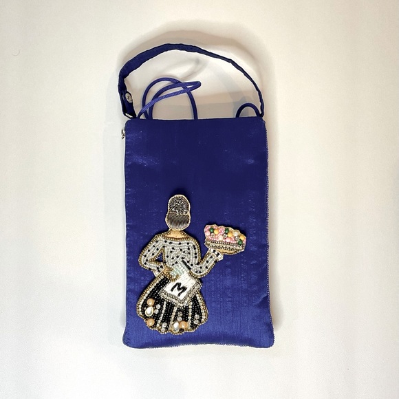 Beaded shimmering lady with a basket appliqué sew on patchwork(Right) - Picture 2 of 7